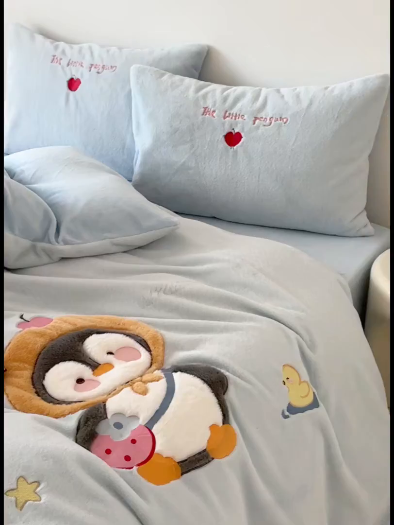 91家纺网 家纺一手货源 找家纺 色鬼布艺高端家居主号 2025新款兔毛绒牛奶绒四件套系列 快乐企鹅