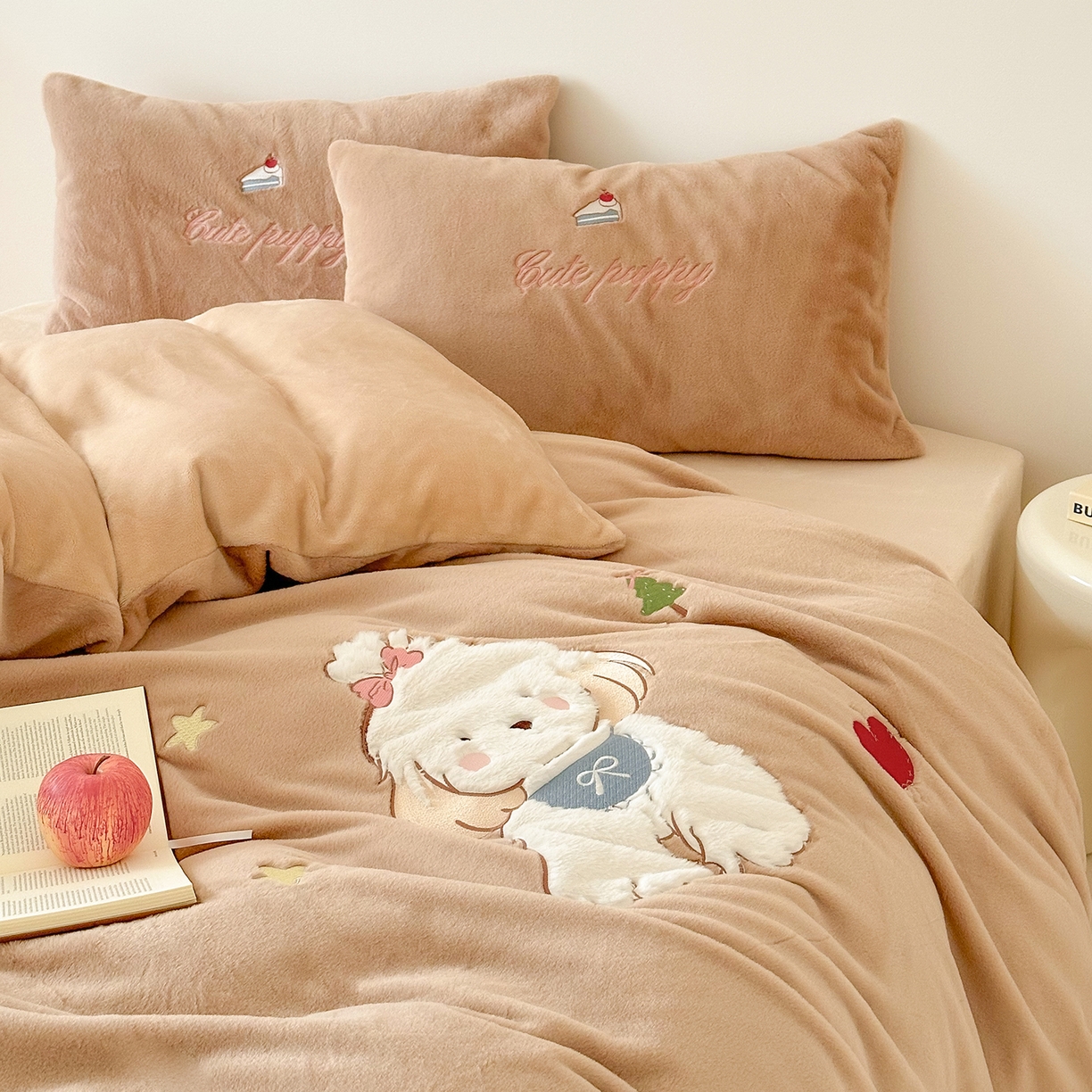 91家纺网 家纺一手货源 找家纺 色鬼布艺高端家居主号 2025新款兔毛绒牛奶绒四件套系列 美拉德狗狗