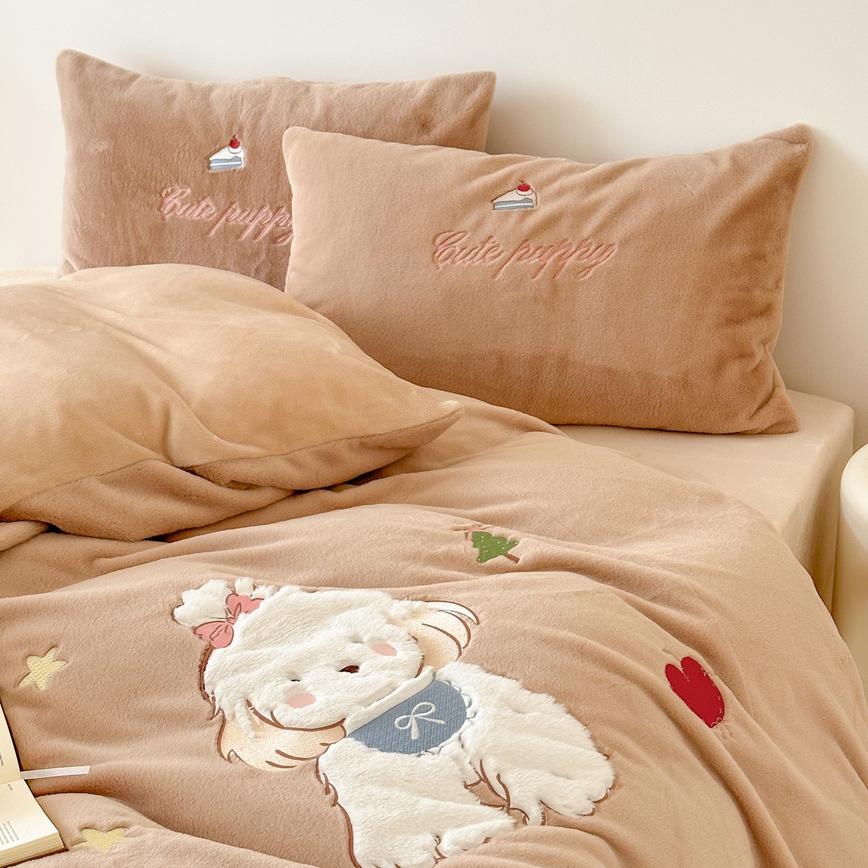 91家纺网 家纺一手货源 找家纺 色鬼布艺高端家居主号 2025新款兔毛绒牛奶绒四件套系列 美拉德狗狗