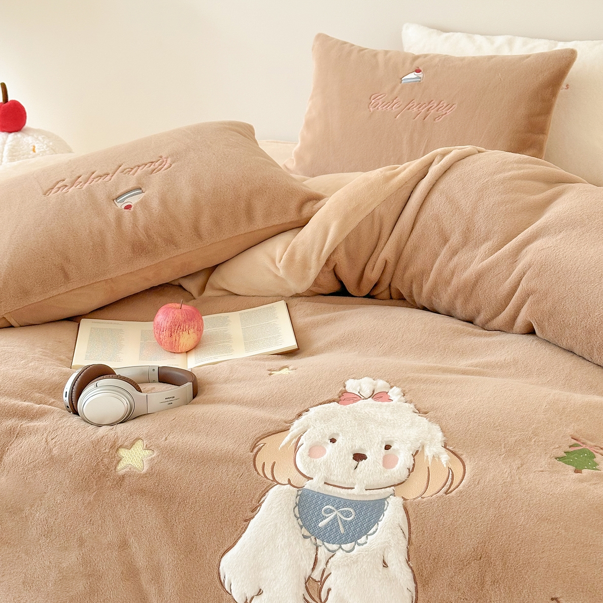 91家纺网 家纺一手货源 找家纺 色鬼布艺高端家居主号 2025新款兔毛绒牛奶绒四件套系列 美拉德狗狗