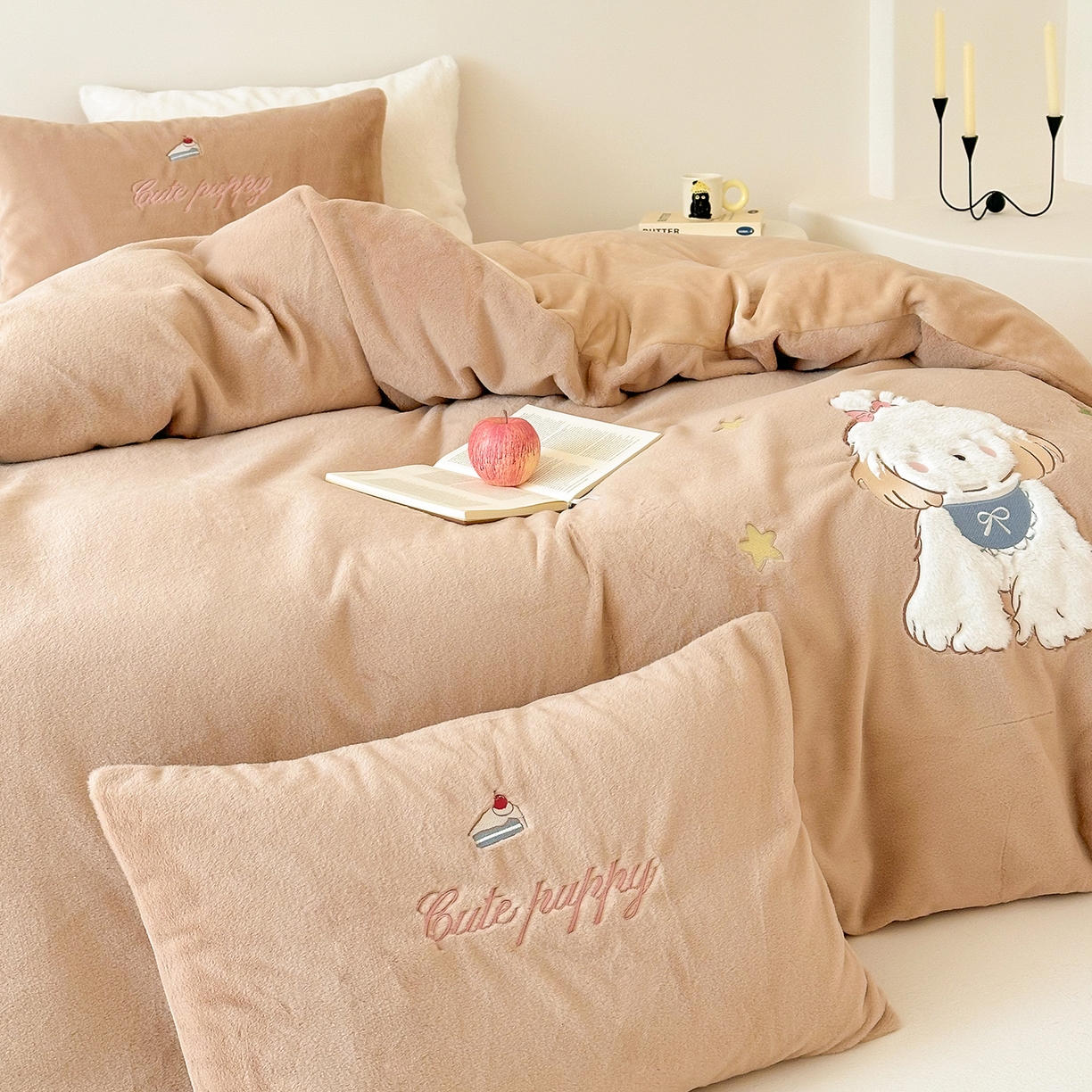 91家纺网 家纺一手货源 找家纺 色鬼布艺高端家居主号 2025新款兔毛绒牛奶绒四件套系列 美拉德狗狗