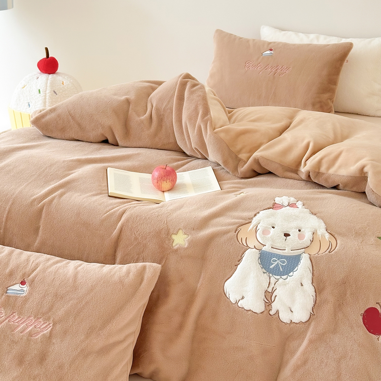 91家纺网 家纺一手货源 找家纺 色鬼布艺高端家居主号 2025新款兔毛绒牛奶绒四件套系列 美拉德狗狗