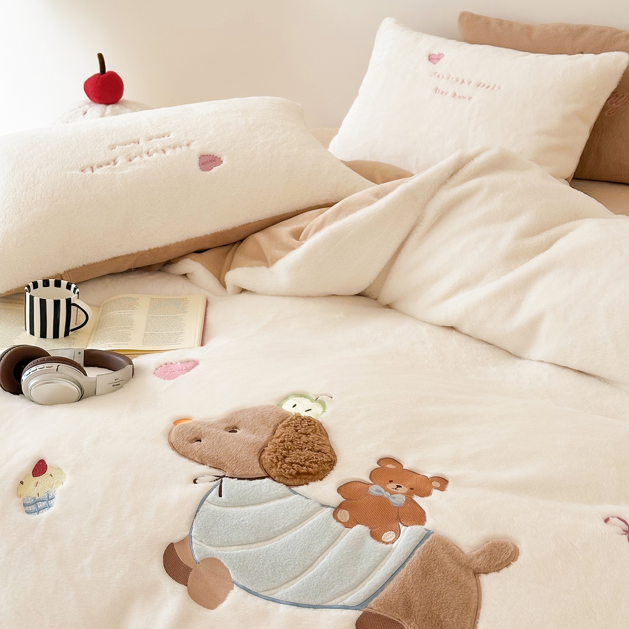 91家纺网 家纺一手货源 找家纺 色鬼布艺高端家居主号 2025新款兔毛绒牛奶绒四件套系列 熊熊腊肠狗