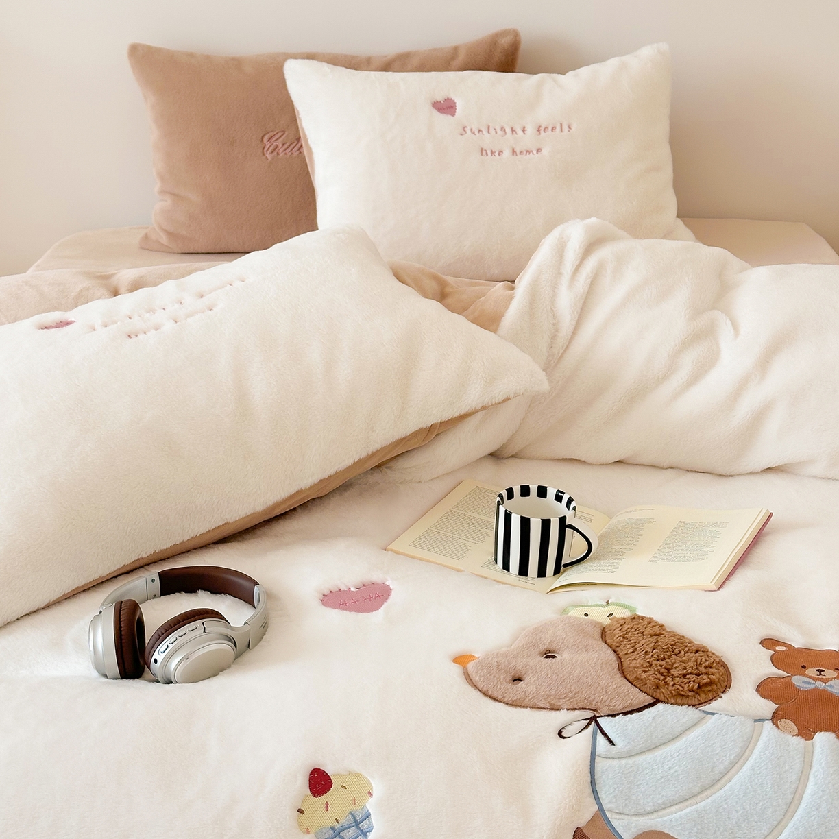 91家纺网 家纺一手货源 找家纺 色鬼布艺高端家居主号 2025新款兔毛绒牛奶绒四件套系列 熊熊腊肠狗