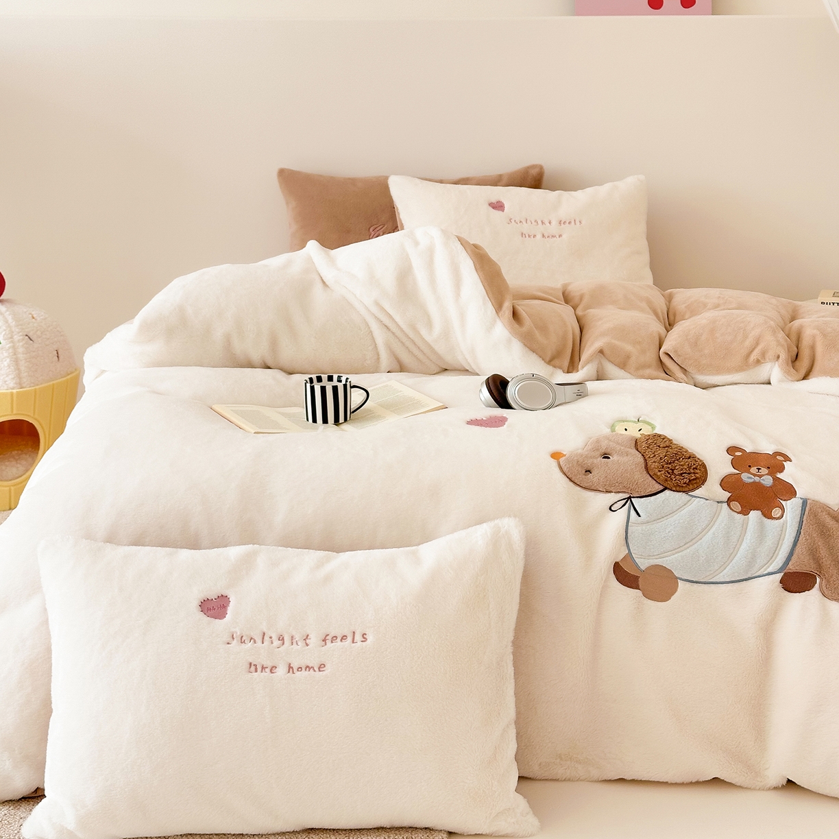 91家纺网 家纺一手货源 找家纺 色鬼布艺高端家居主号 2025新款兔毛绒牛奶绒四件套系列 熊熊腊肠狗