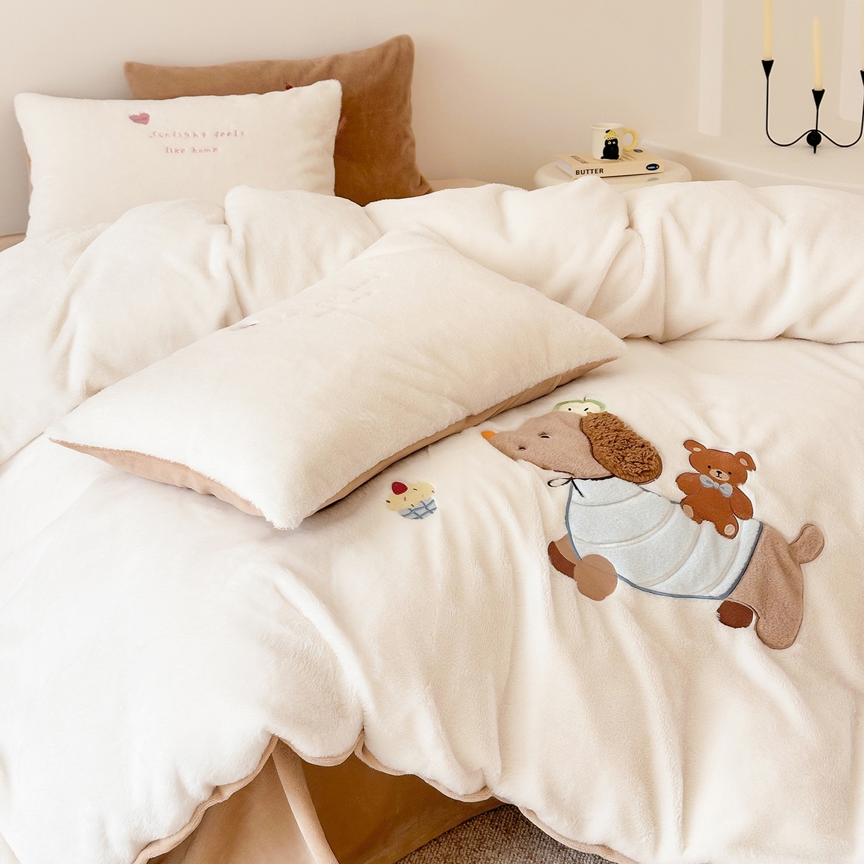 91家纺网 家纺一手货源 找家纺 色鬼布艺高端家居主号 2025新款兔毛绒牛奶绒四件套系列 熊熊腊肠狗