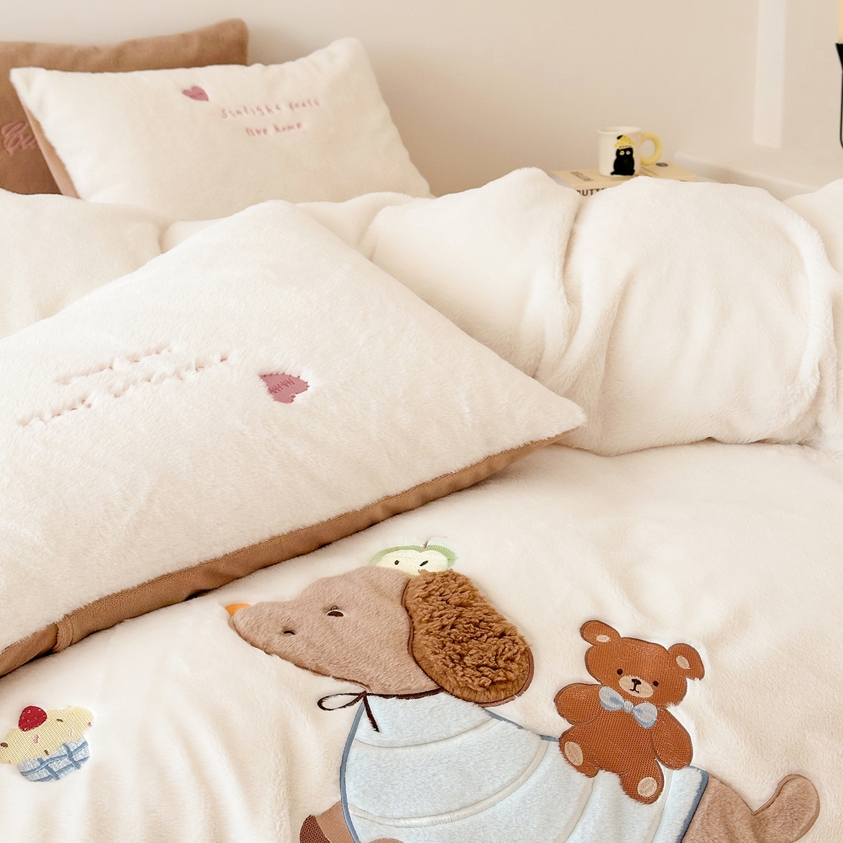 91家纺网 家纺一手货源 找家纺 色鬼布艺高端家居主号 2025新款兔毛绒牛奶绒四件套系列 熊熊腊肠狗