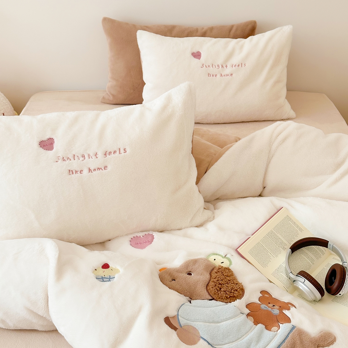 91家纺网 家纺一手货源 找家纺 色鬼布艺高端家居主号 2025新款兔毛绒牛奶绒四件套系列 熊熊腊肠狗