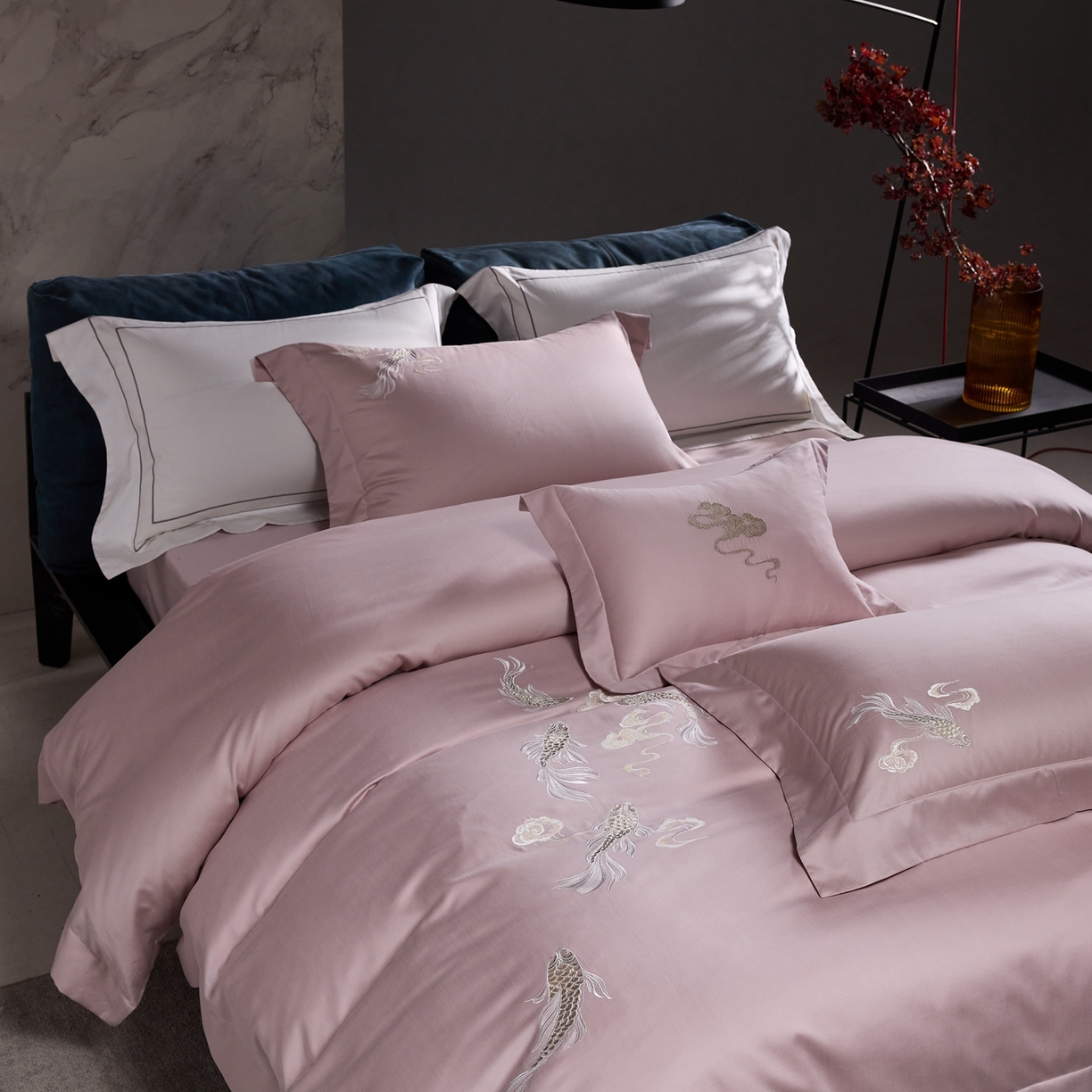 91家纺网 家纺一手货源 找家纺 淼铭家纺 2025秋冬新款新中式天丝棉磨毛刺绣工艺四件套-锦鲤系列 锦鲤-粉