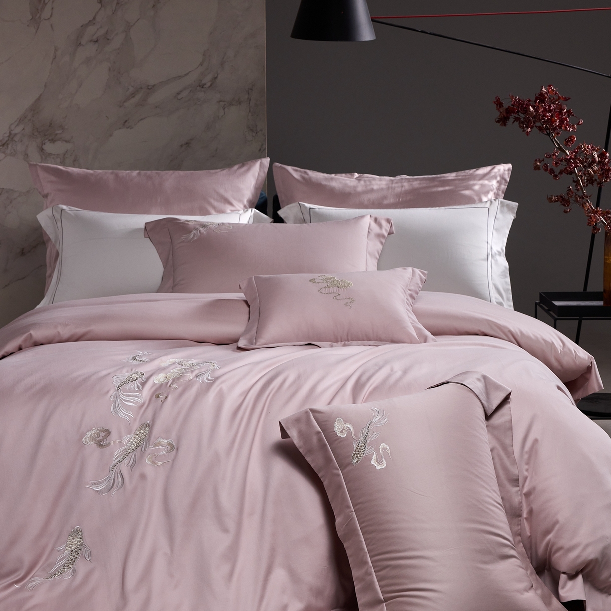 91家纺网 家纺一手货源 找家纺 淼铭家纺 2025秋冬新款新中式天丝棉磨毛刺绣工艺四件套-锦鲤系列 锦鲤-粉