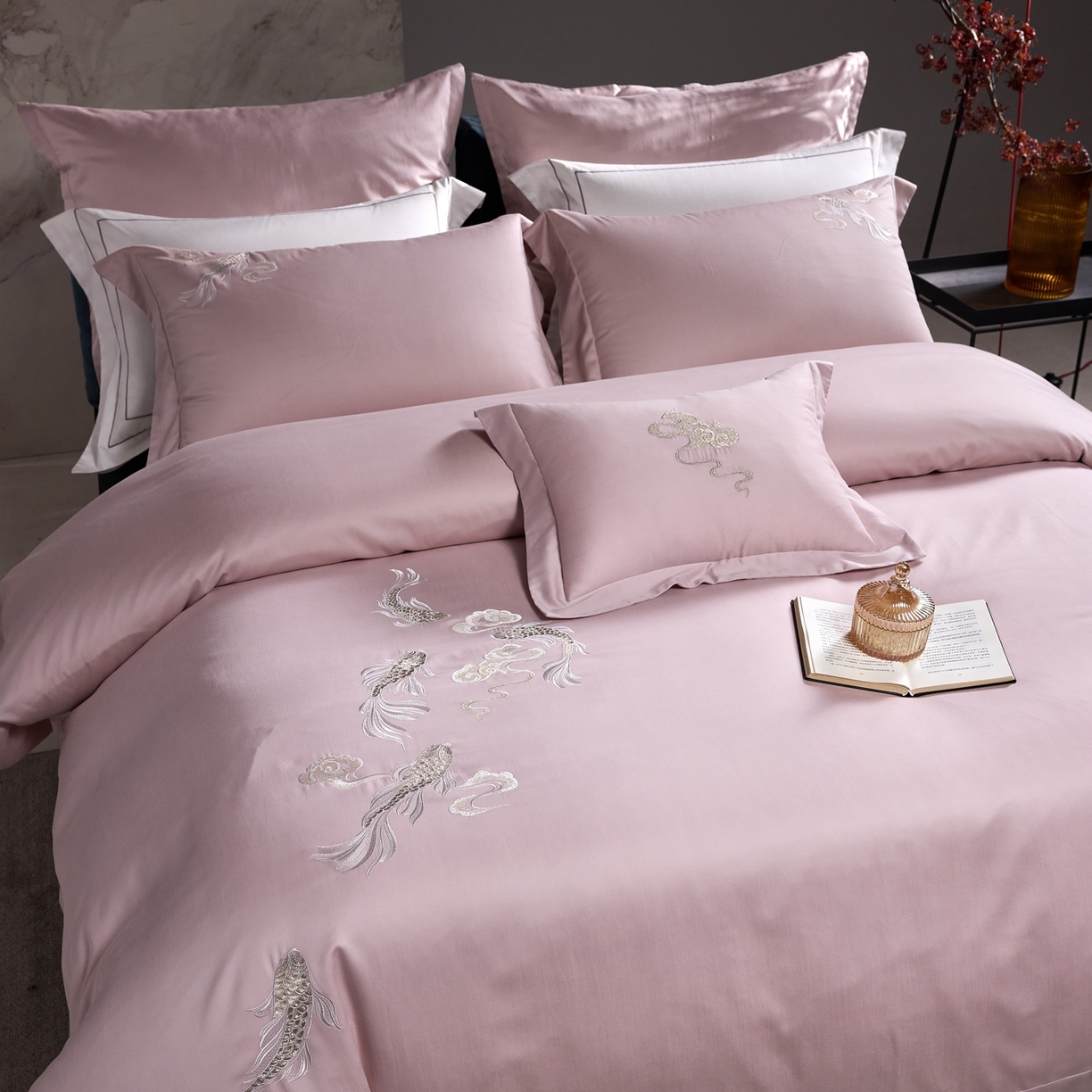 91家纺网 家纺一手货源 找家纺 淼铭家纺 2025秋冬新款新中式天丝棉磨毛刺绣工艺四件套-锦鲤系列 锦鲤-粉