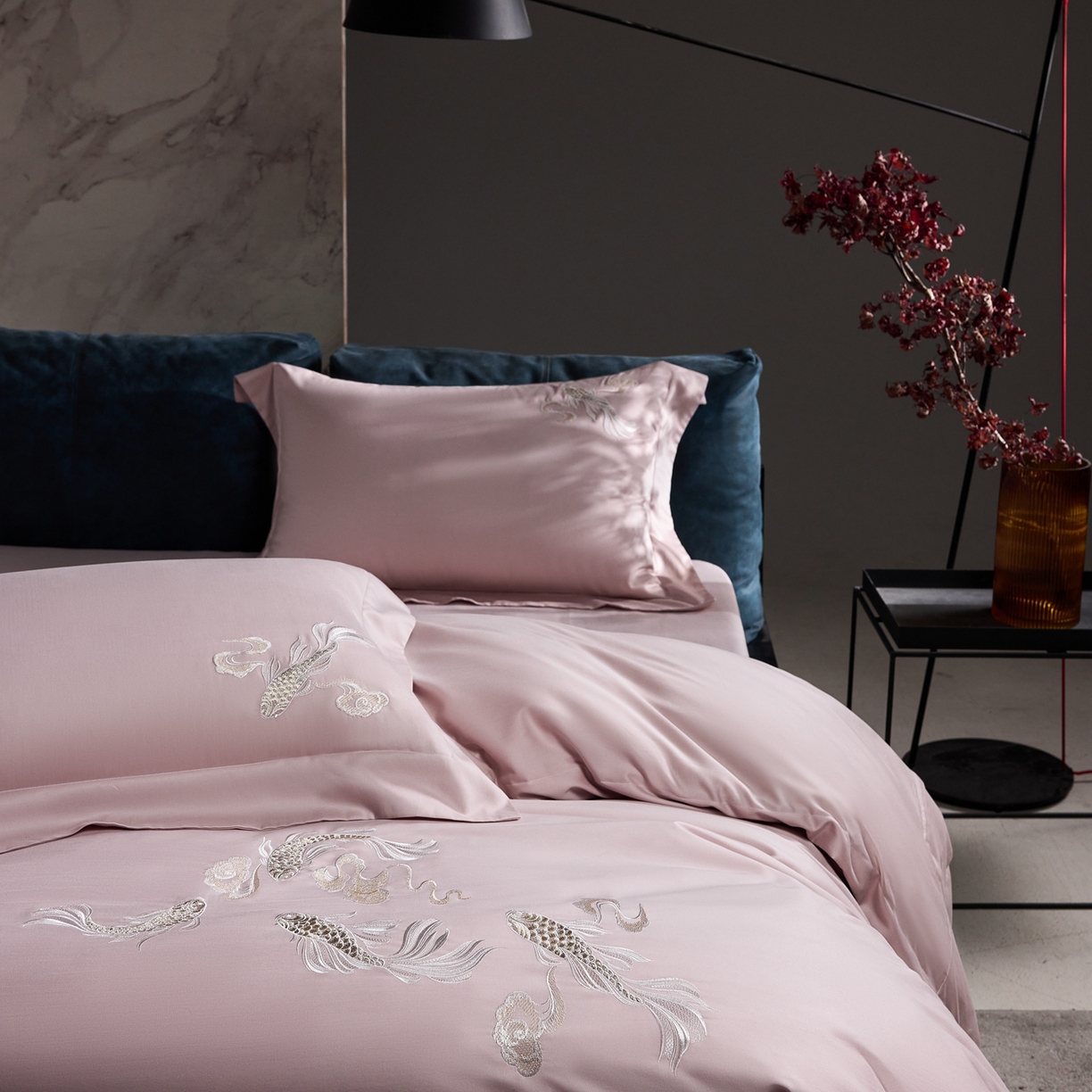 91家纺网 家纺一手货源 找家纺 淼铭家纺 2025秋冬新款新中式天丝棉磨毛刺绣工艺四件套-锦鲤系列 锦鲤-粉