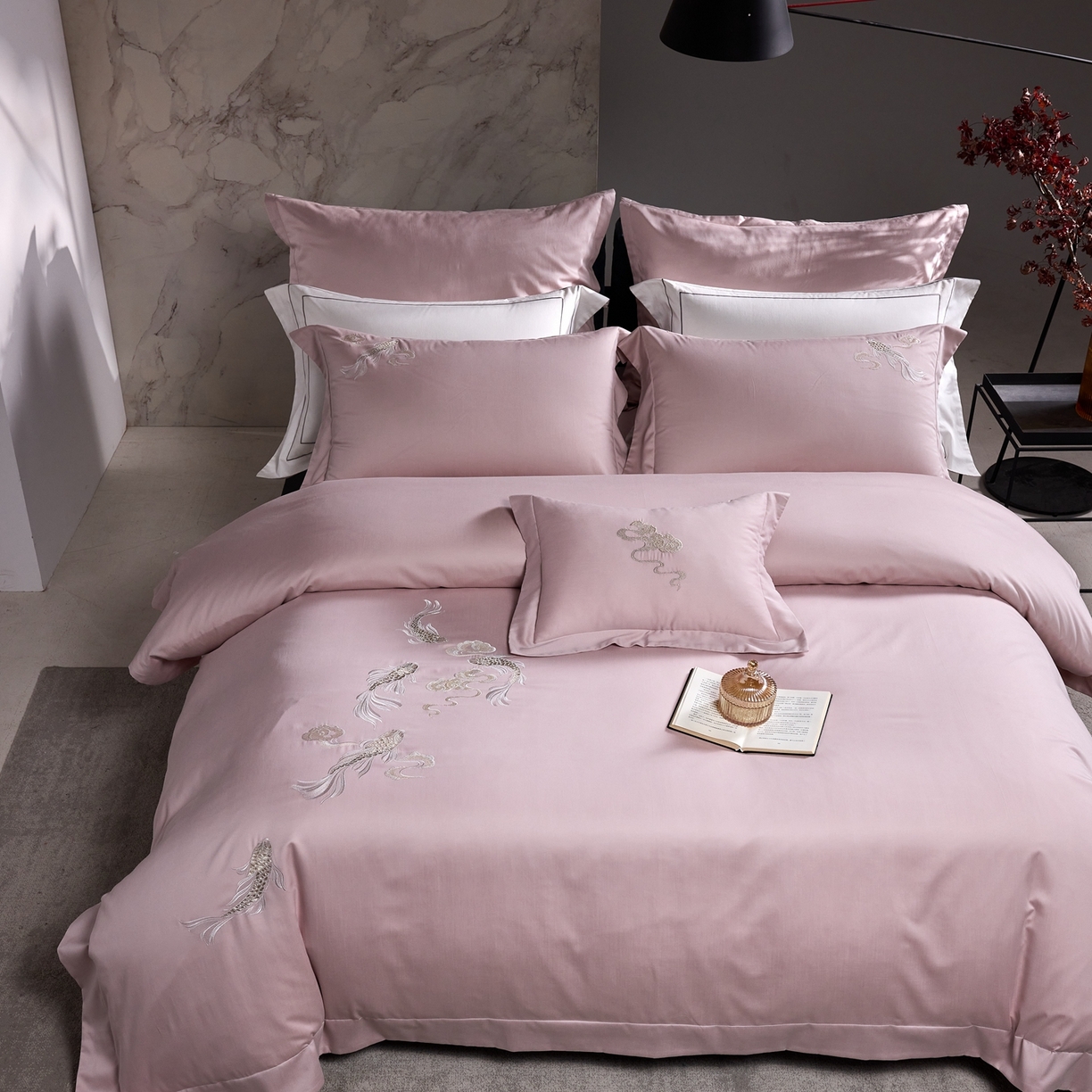 91家纺网 家纺一手货源 找家纺 淼铭家纺 2025秋冬新款新中式天丝棉磨毛刺绣工艺四件套-锦鲤系列 锦鲤-粉