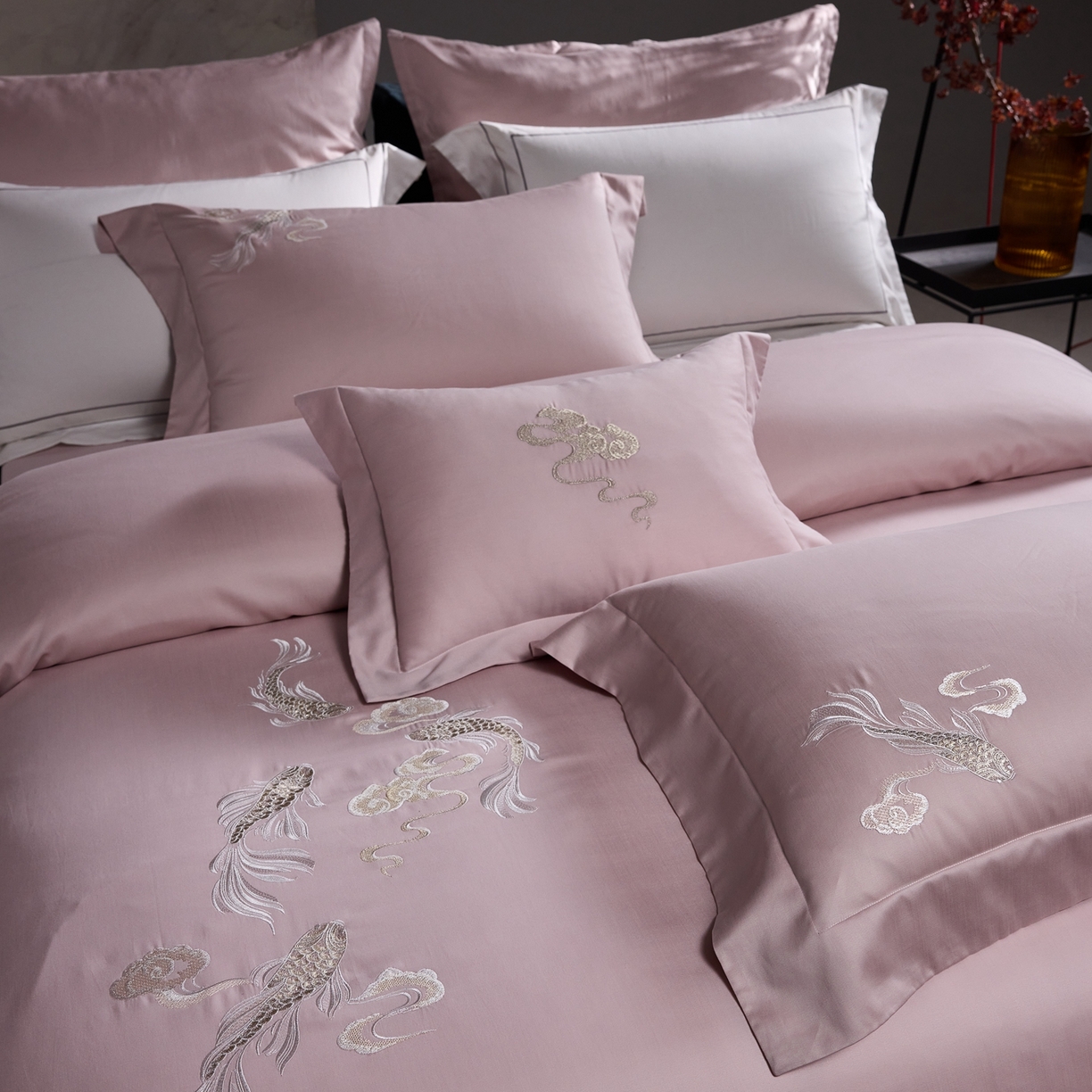 91家纺网 家纺一手货源 找家纺 淼铭家纺 2025秋冬新款新中式天丝棉磨毛刺绣工艺四件套-锦鲤系列 锦鲤-粉