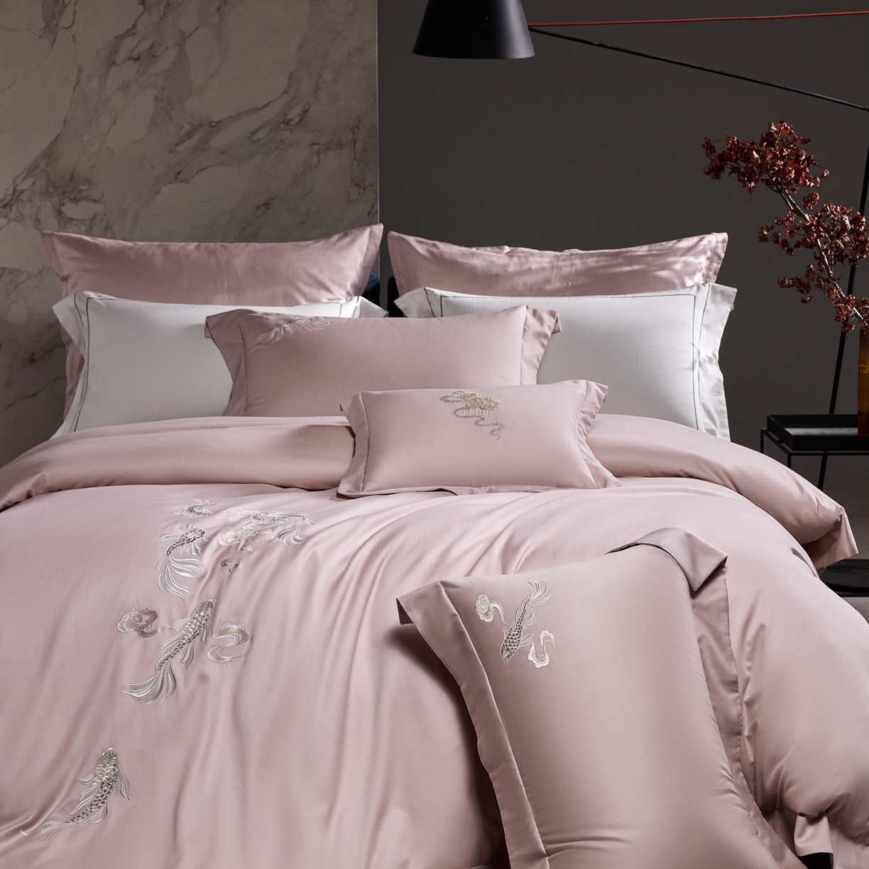 91家纺网 家纺一手货源 找家纺 淼铭家纺 2025秋冬新款新中式天丝棉磨毛刺绣工艺四件套-锦鲤系列 锦鲤-粉