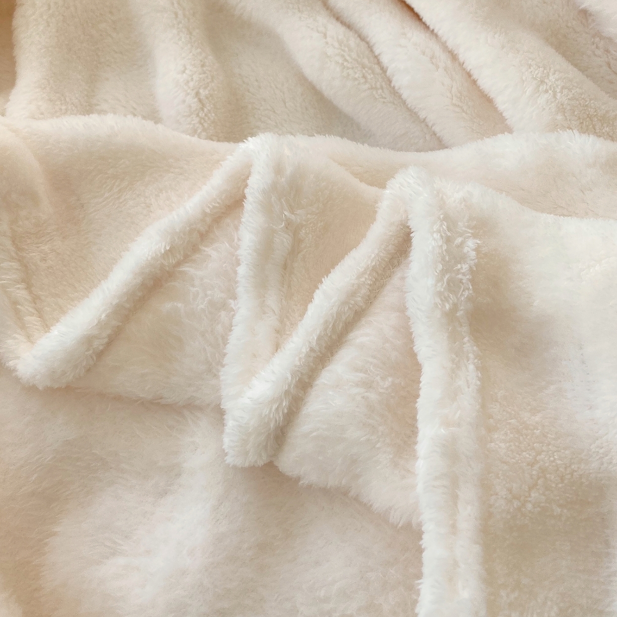 91家纺网 家纺一手货源 找家纺 悦织湾家纺 2025新款炫彩仿兔毛绒泡泡绒牛奶绒法兰绒毛毯休闲毯沙发盖毯跨境外贸出口专供 奶白