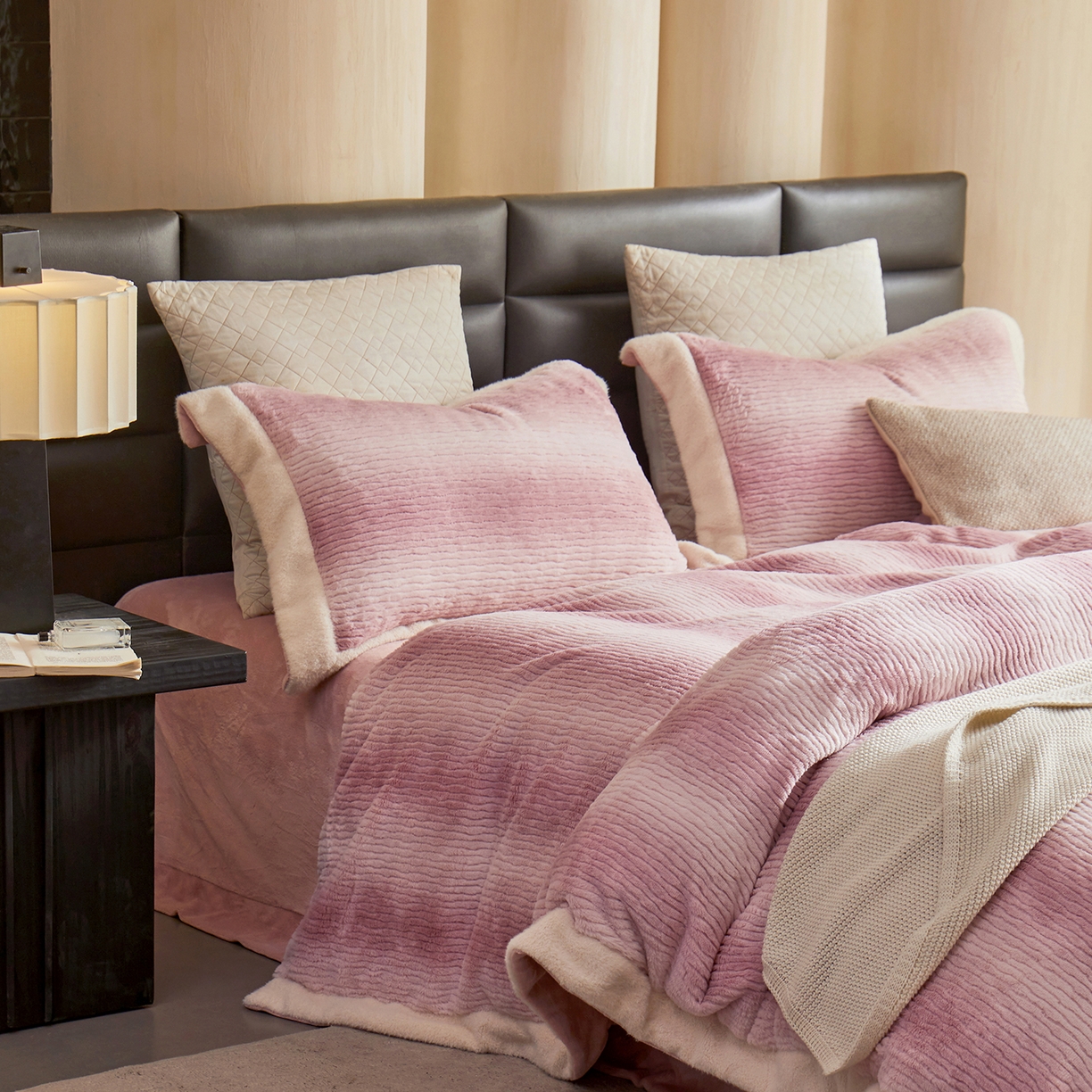 91家纺网 家纺一手货源 找家纺 佳汐蓝家纺 2025新款仿狐绒牛奶绒四件套-柔如系列 初荷粉