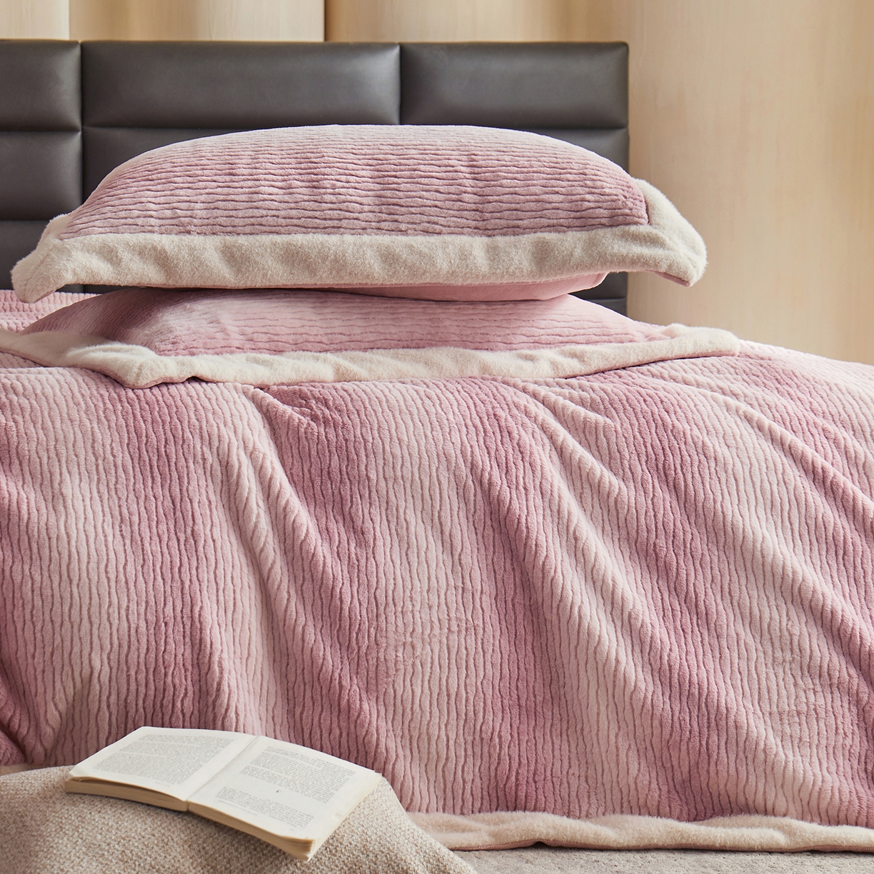 91家纺网 家纺一手货源 找家纺 佳汐蓝家纺 2025新款仿狐绒牛奶绒四件套-柔如系列 初荷粉