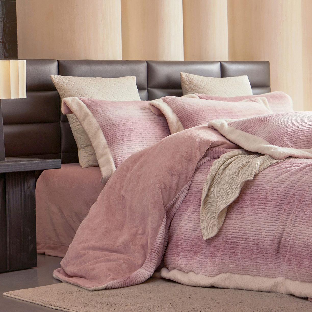 91家纺网 家纺一手货源 找家纺 佳汐蓝家纺 2025新款仿狐绒牛奶绒四件套-柔如系列 初荷粉