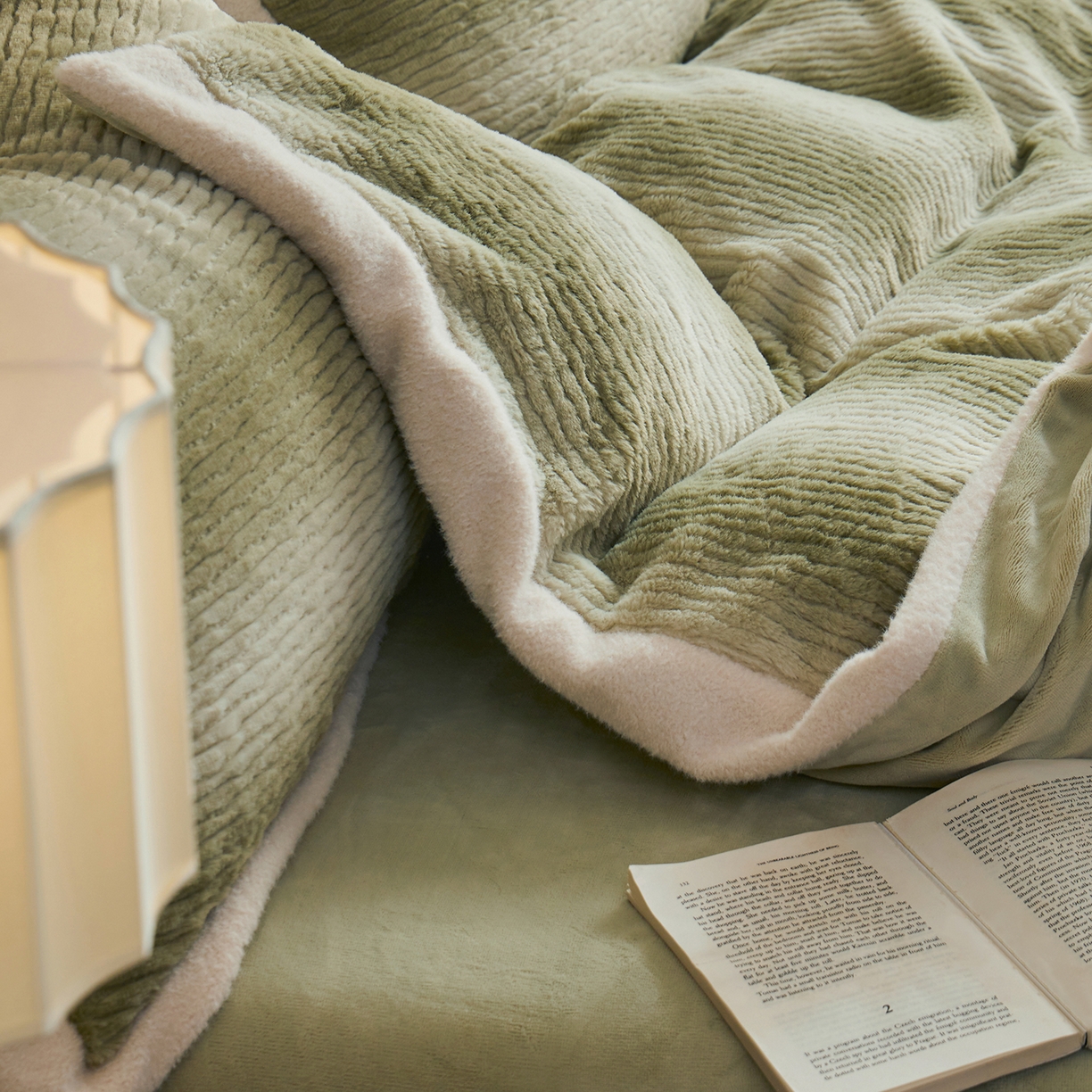 91家纺网 家纺一手货源 找家纺 佳汐蓝家纺 2025新款仿狐绒牛奶绒四件套-柔如系列 千山绿