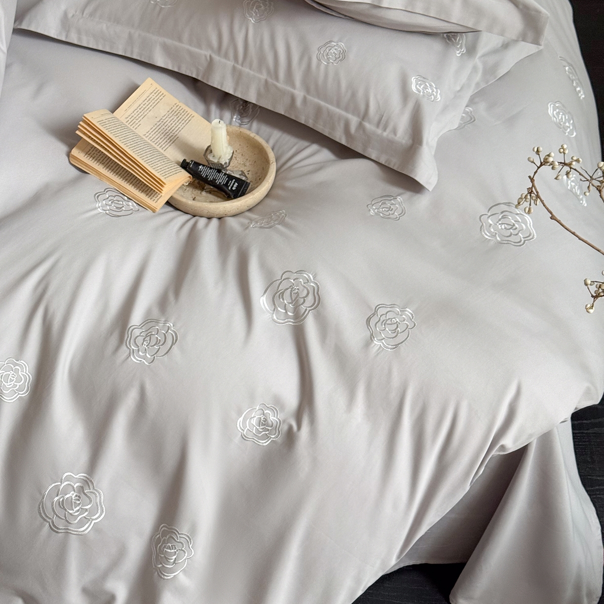 91家纺网 家纺一手货源 找家纺 佳汐蓝家纺 2025新款全棉百支暖绒磨毛四件套-伊瓦尔 伊瓦尔 灰