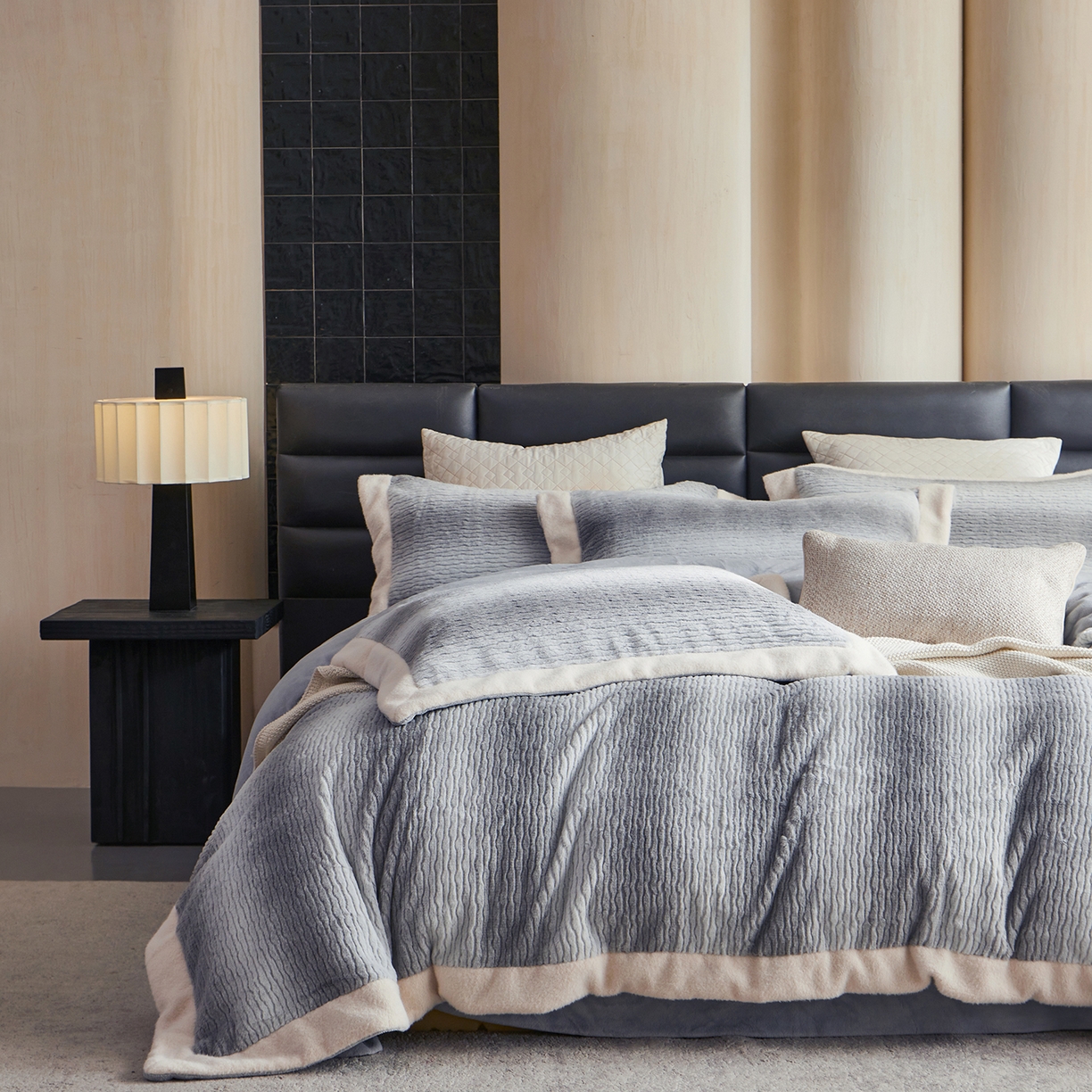 91家纺网 家纺一手货源 找家纺 佳汐蓝家纺 2025新款仿狐绒牛奶绒四件套-柔如系列 烟幕灰