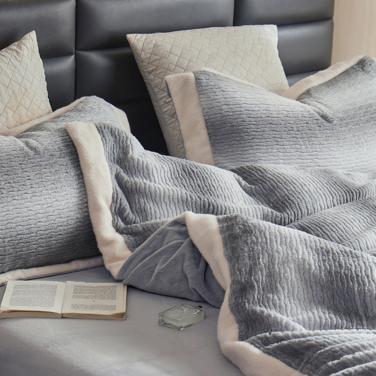 91家纺网 家纺一手货源 找家纺 佳汐蓝家纺 2025新款仿狐绒牛奶绒四件套-柔如系列 烟幕灰