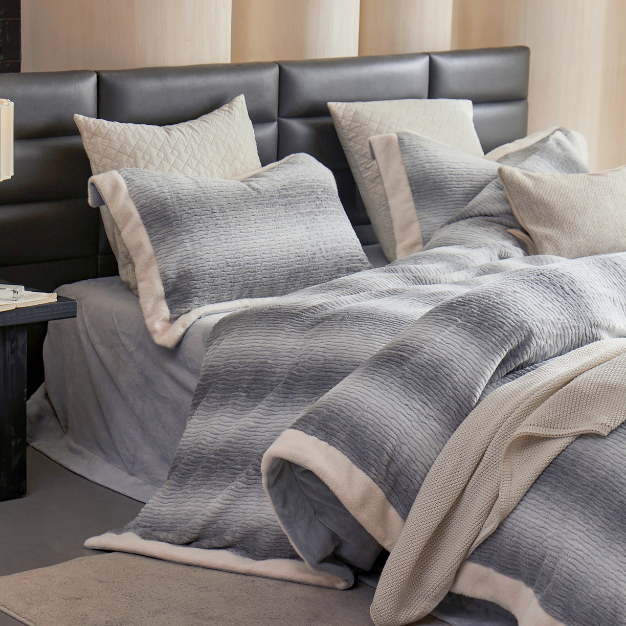 91家纺网 家纺一手货源 找家纺 佳汐蓝家纺 2025新款仿狐绒牛奶绒四件套-柔如系列 烟幕灰