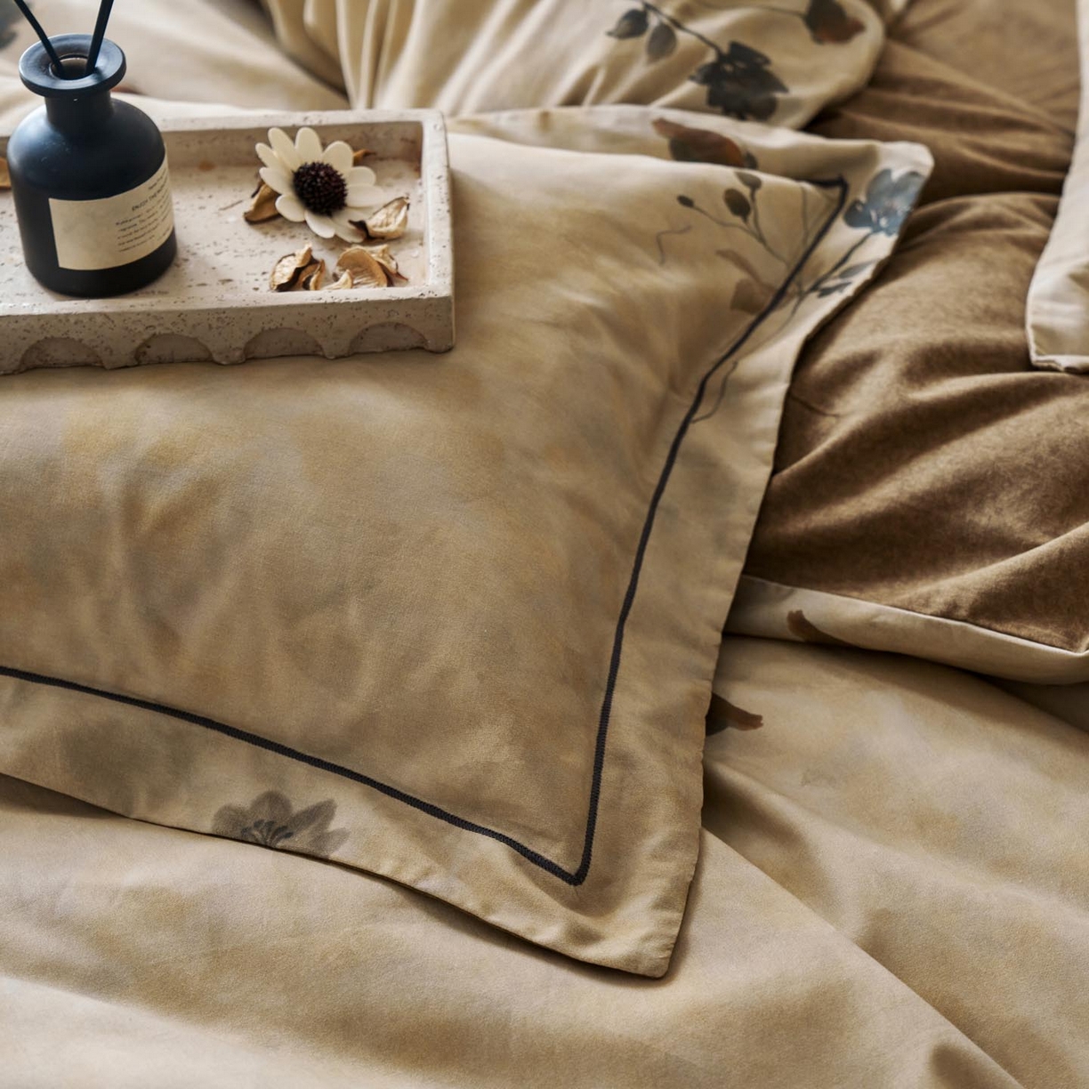 91家纺网 家纺一手货源 找家纺 涵宸家纺 2025新款全棉磨毛印花四件套-奥罗 浅影