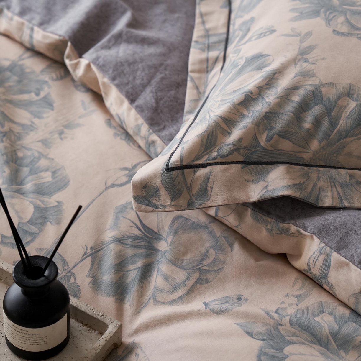 91家纺网 家纺一手货源 找家纺 涵宸家纺 2025新款全棉磨毛印花四件套-奥罗 听风-绿