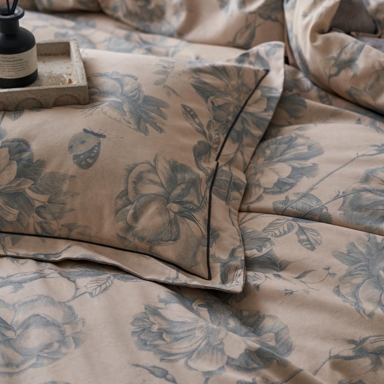 91家纺网 家纺一手货源 找家纺 涵宸家纺 2025新款全棉磨毛印花四件套-奥罗 听风-绿