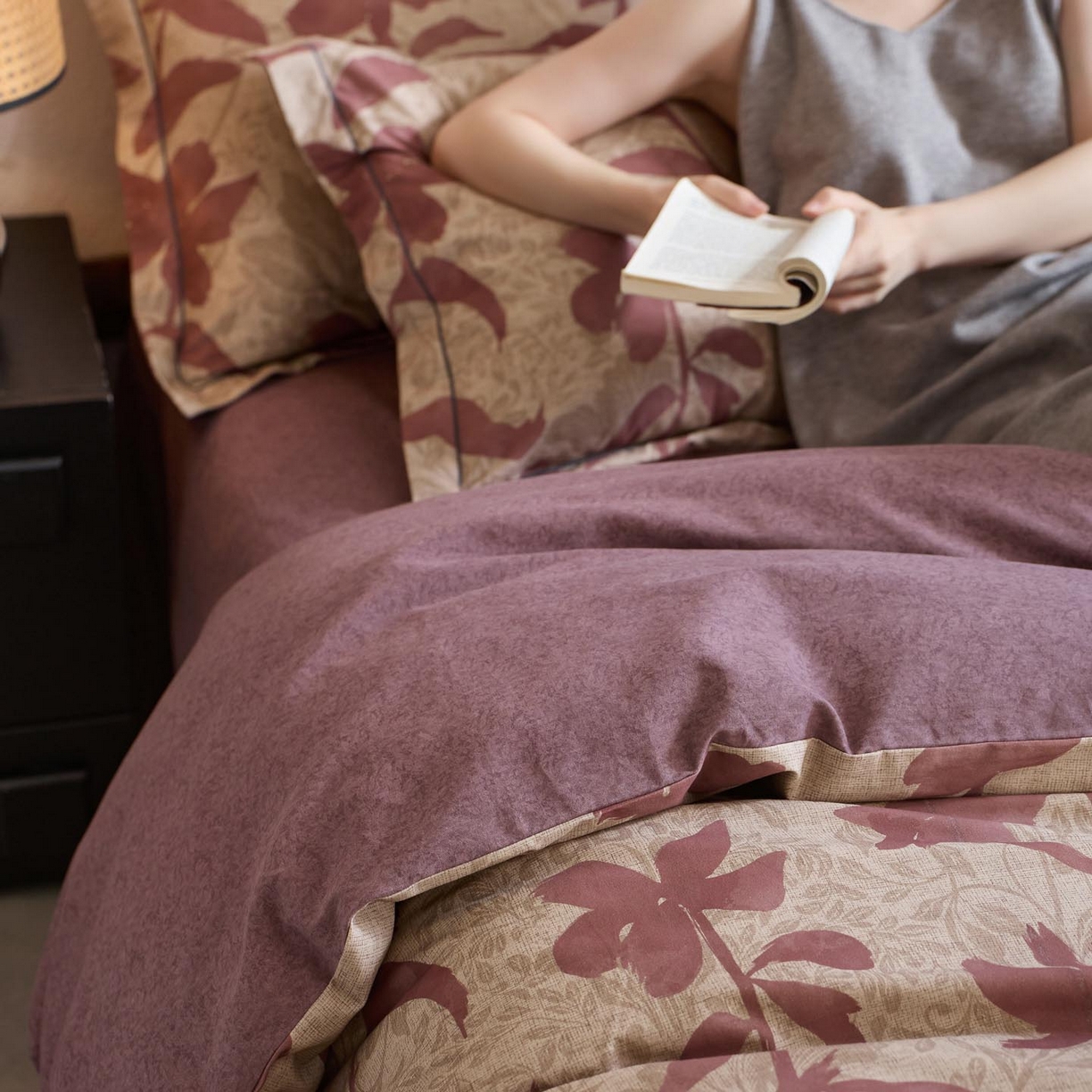 91家纺网 家纺一手货源 找家纺 涵宸家纺 2025新款全棉磨毛印花四件套-奥罗 枝语-红