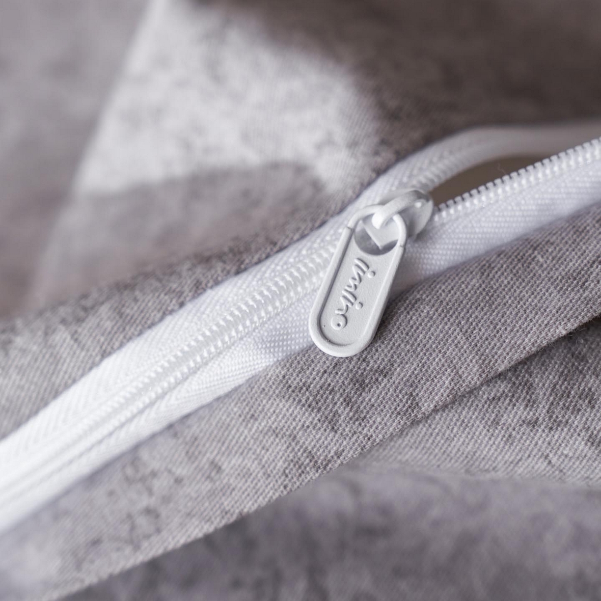 91家纺网 家纺一手货源 找家纺 涵宸家纺 2025新款全棉磨毛印花四件套-御岚 素居-灰