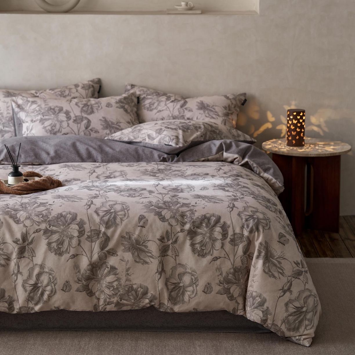 91家纺网 家纺一手货源 找家纺 涵宸家纺 2025新款全棉磨毛印花四件套-御岚 听风-灰