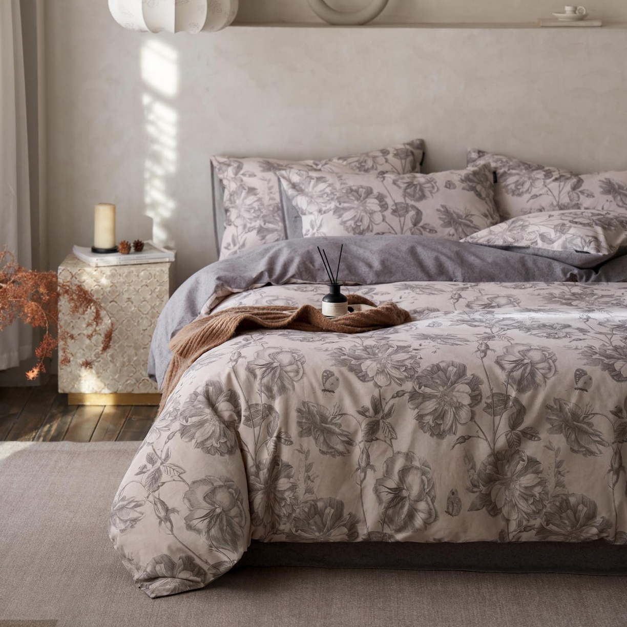 91家纺网 家纺一手货源 找家纺 涵宸家纺 2025新款全棉磨毛印花四件套-御岚 听风-灰