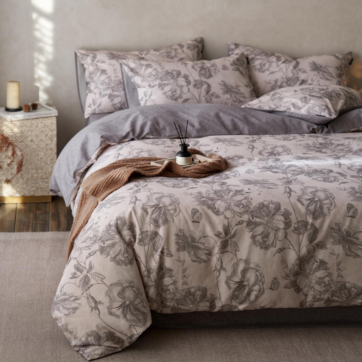 91家纺网 家纺一手货源 找家纺 涵宸家纺 2025新款全棉磨毛印花四件套-御岚 听风-灰