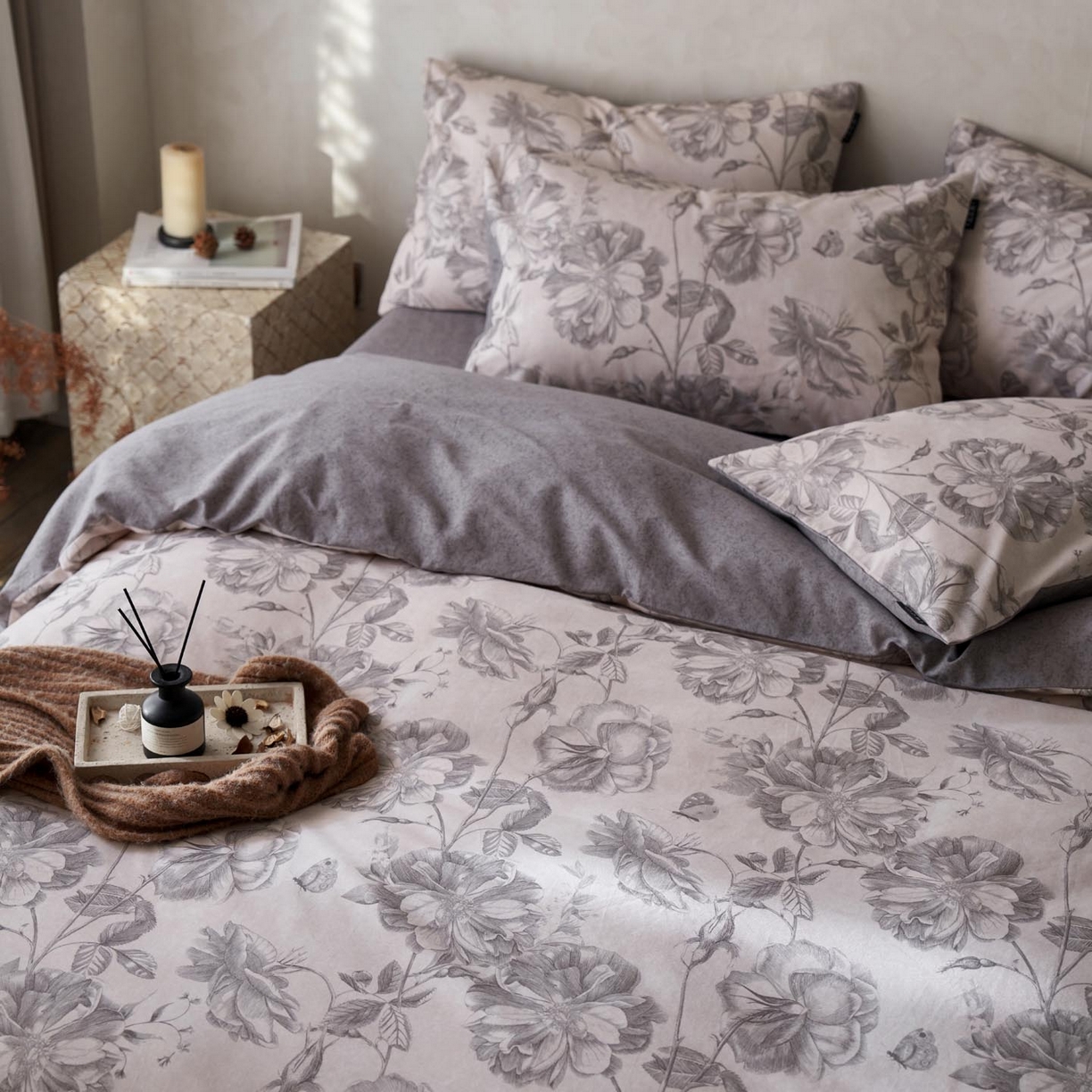 91家纺网 家纺一手货源 找家纺 涵宸家纺 2025新款全棉磨毛印花四件套-御岚 听风-灰