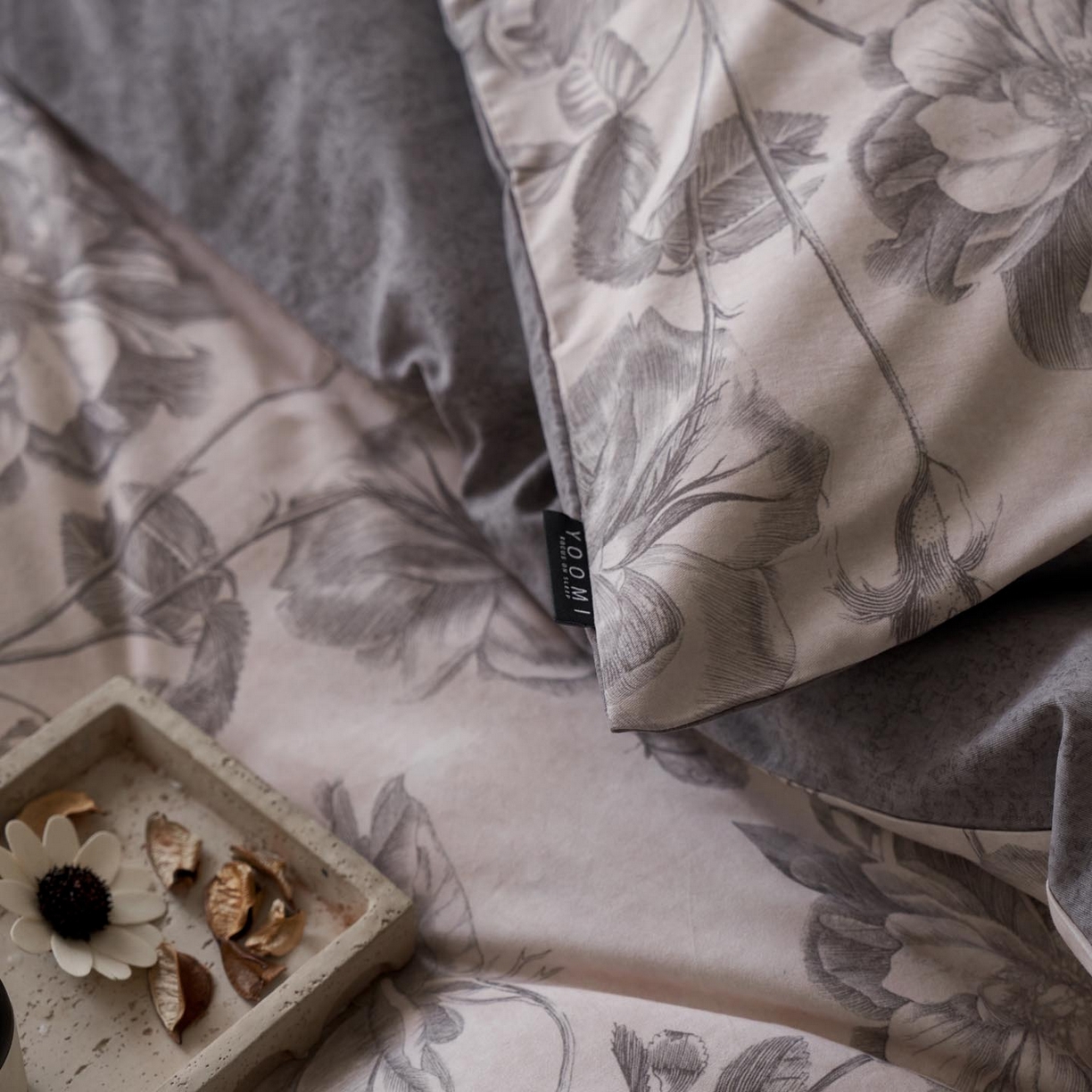 91家纺网 家纺一手货源 找家纺 涵宸家纺 2025新款全棉磨毛印花四件套-御岚 听风-灰