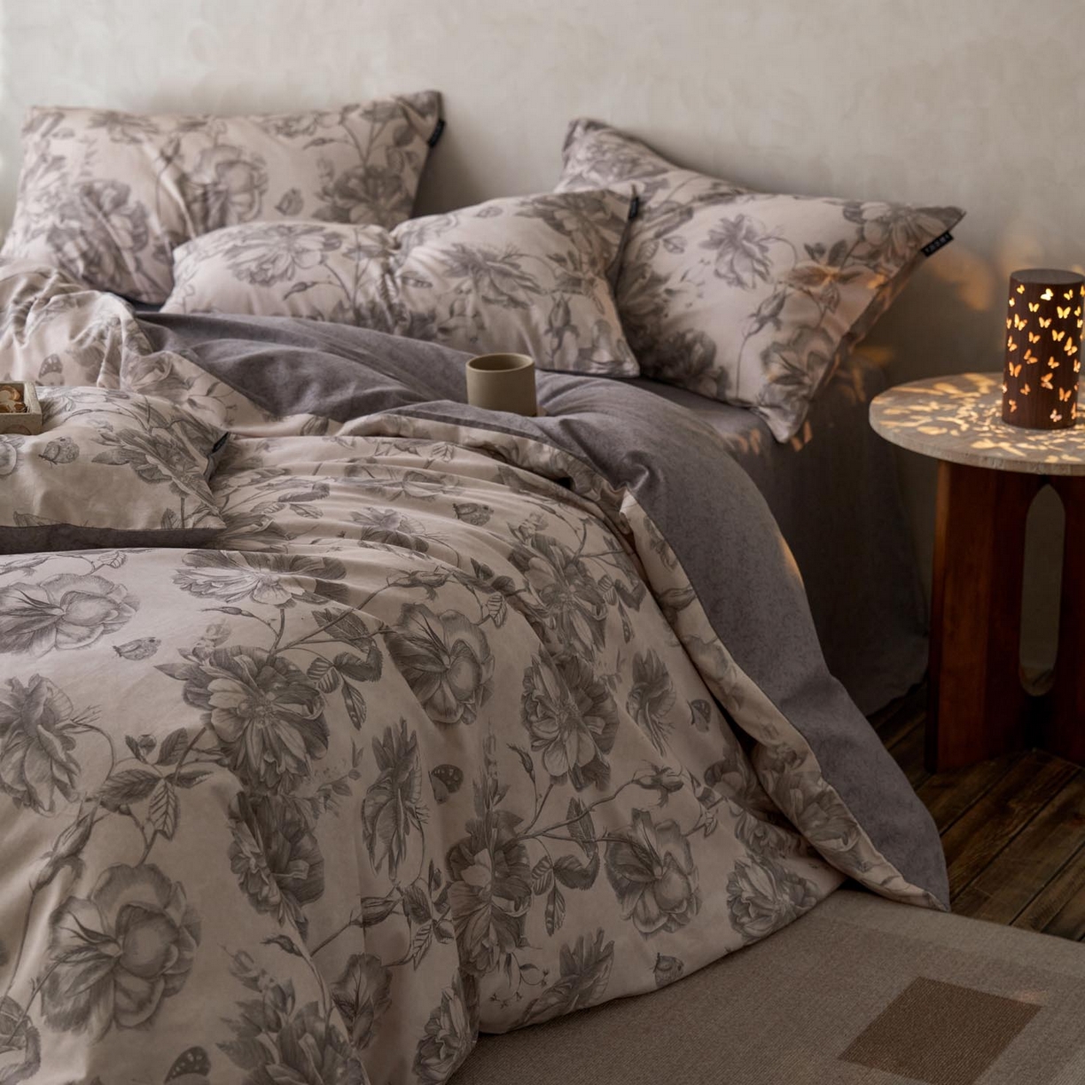 91家纺网 家纺一手货源 找家纺 涵宸家纺 2025新款全棉磨毛印花四件套-御岚 听风-灰