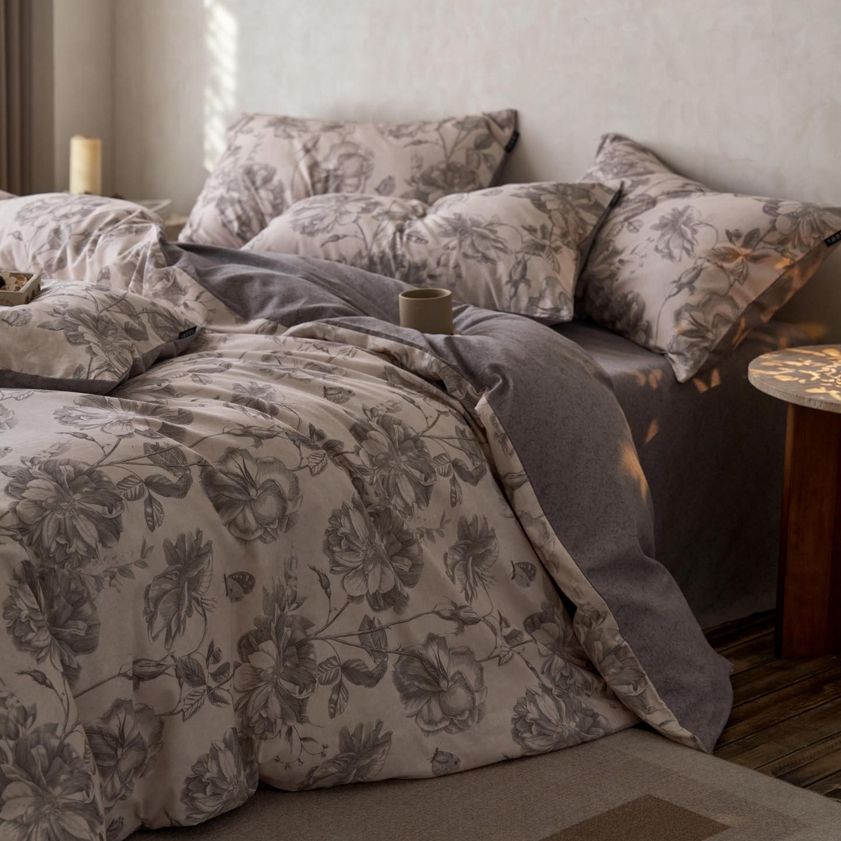 91家纺网 家纺一手货源 找家纺 涵宸家纺 2025新款全棉磨毛印花四件套-御岚 听风-灰