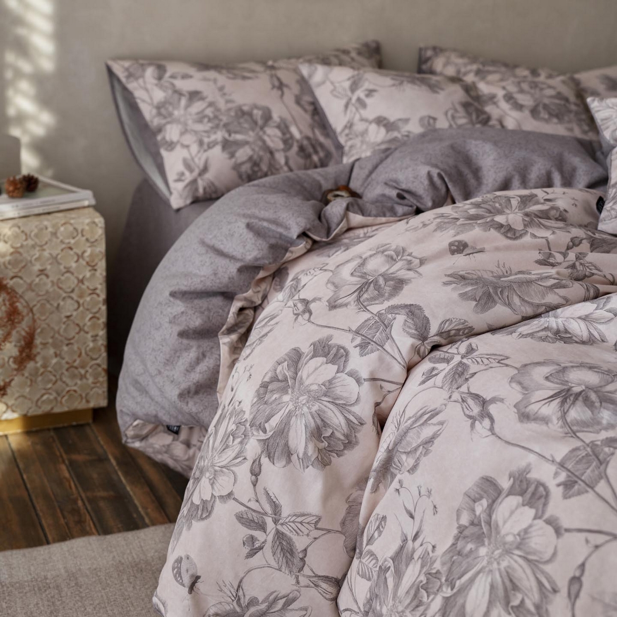 91家纺网 家纺一手货源 找家纺 涵宸家纺 2025新款全棉磨毛印花四件套-御岚 听风-灰