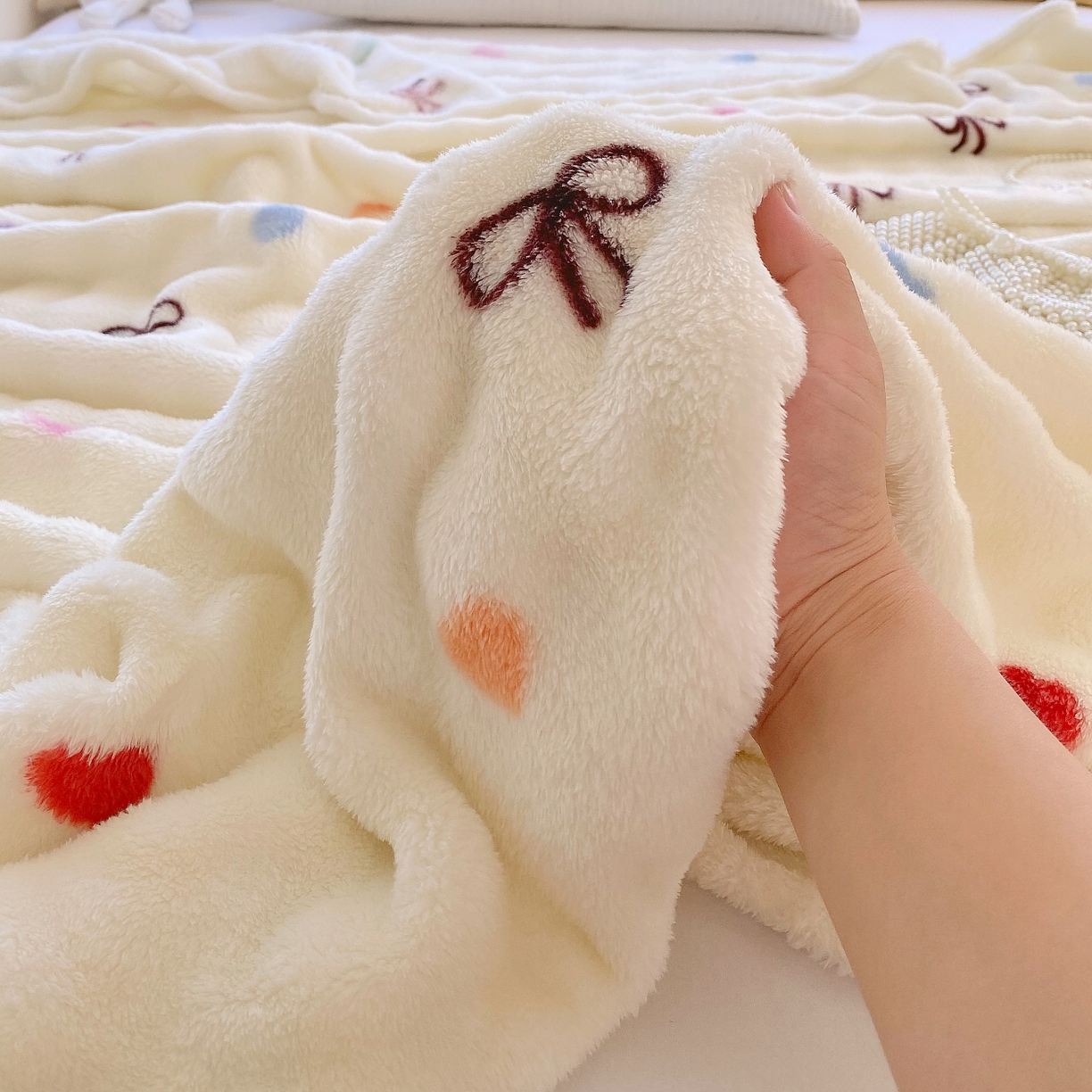 91家纺网 家纺一手货源 找家纺 悦织湾家纺 2025新款炫彩仿兔毛绒泡泡绒牛奶绒法兰绒毛毯休闲毯沙发盖毯跨境外贸出口专供 温馨