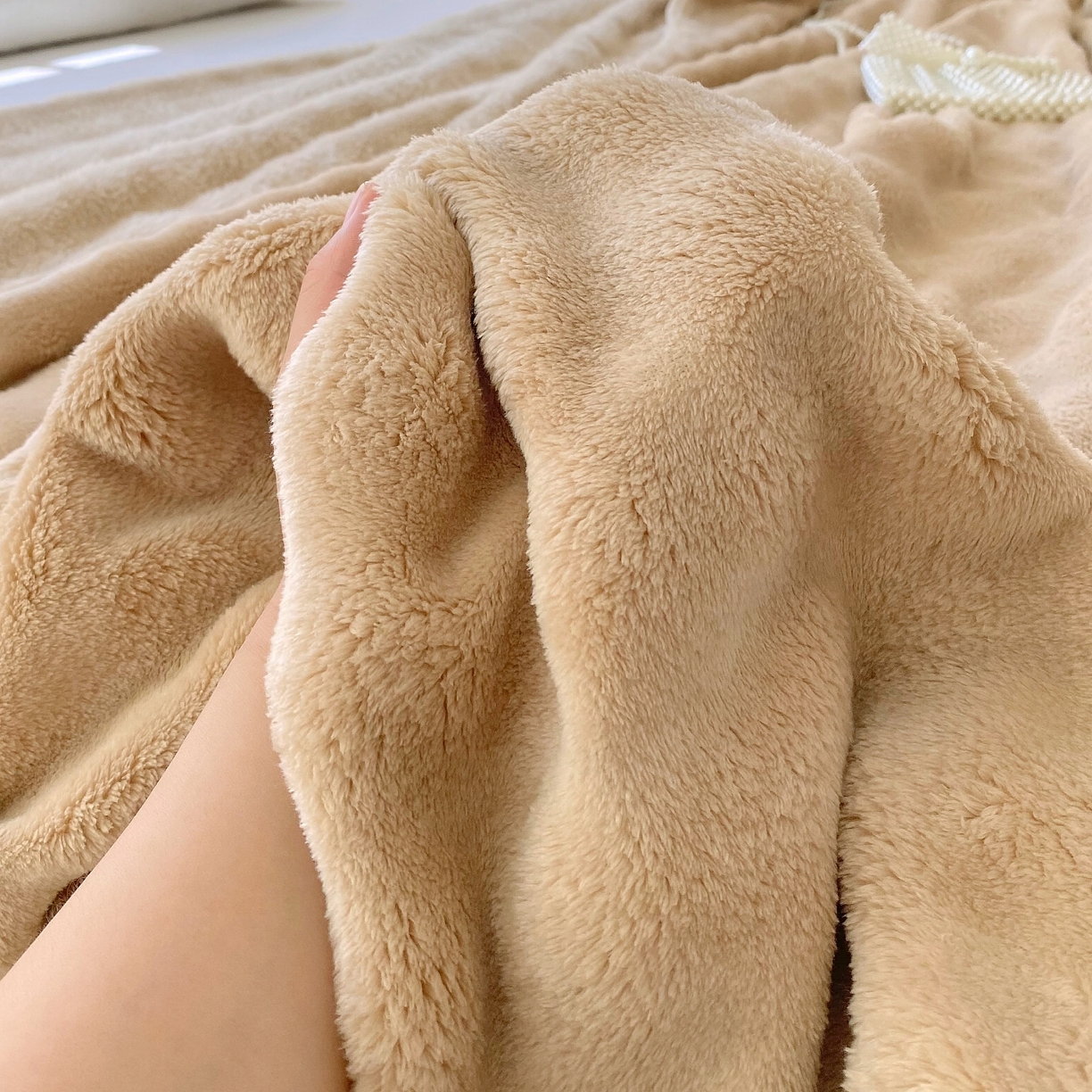 91家纺网 家纺一手货源 找家纺 悦织湾家纺 2025新款炫彩仿兔毛绒泡泡绒牛奶绒法兰绒毛毯休闲毯沙发盖毯跨境外贸出口专供 香槟色