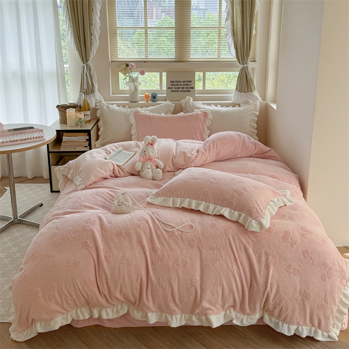 91家纺网 家纺一手货源 找家纺 （总）潘朵拉家纺 2025高克重雕花绒樱桃琥珀系列牛奶绒四件套