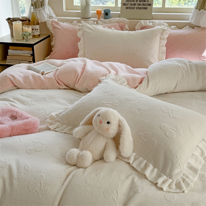 91家纺网 家纺一手货源 找家纺 （总）潘朵拉家纺 2025高克重雕花绒樱桃琥珀系列牛奶绒四件套