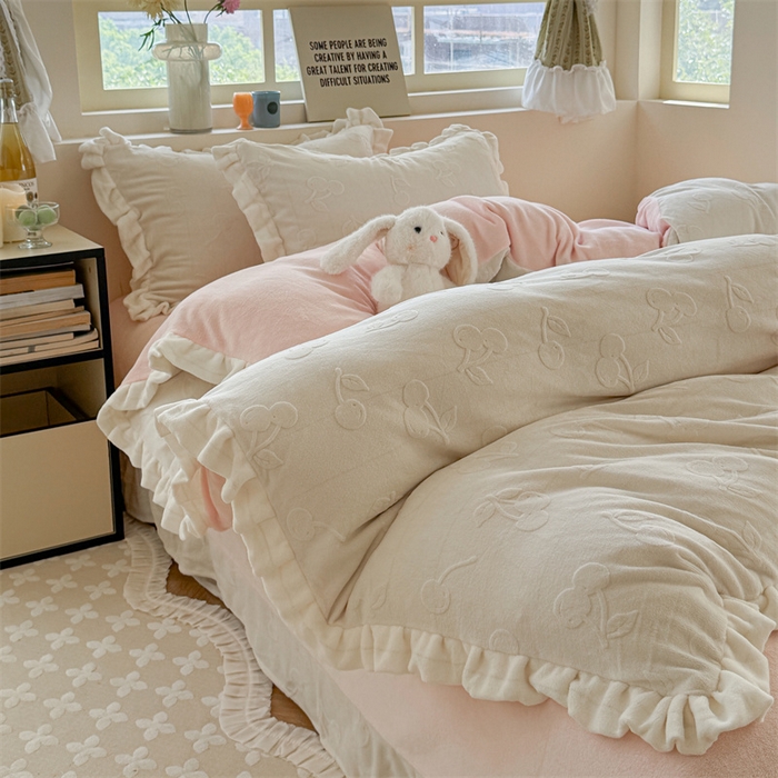 91家纺网 家纺一手货源 找家纺 （总）潘朵拉家纺 2025高克重雕花绒樱桃琥珀系列牛奶绒四件套