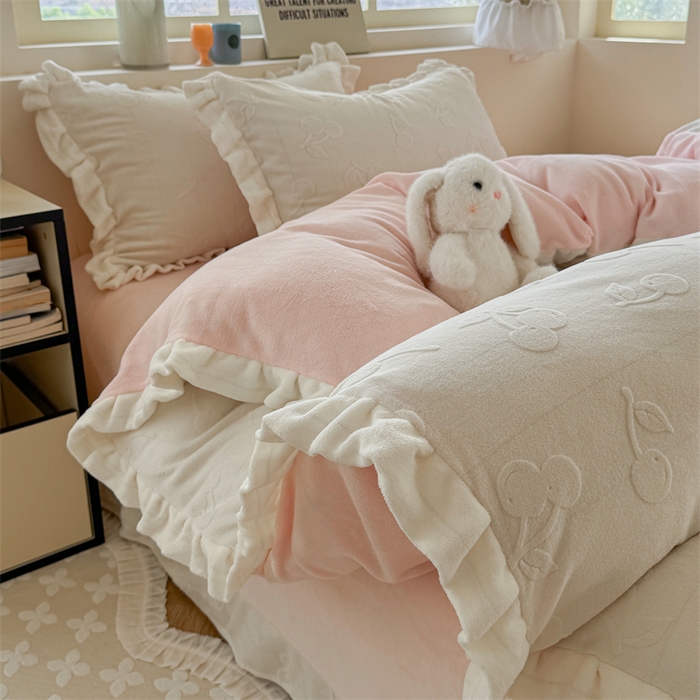 91家纺网 家纺一手货源 找家纺 （总）潘朵拉家纺 2025高克重雕花绒樱桃琥珀系列牛奶绒四件套