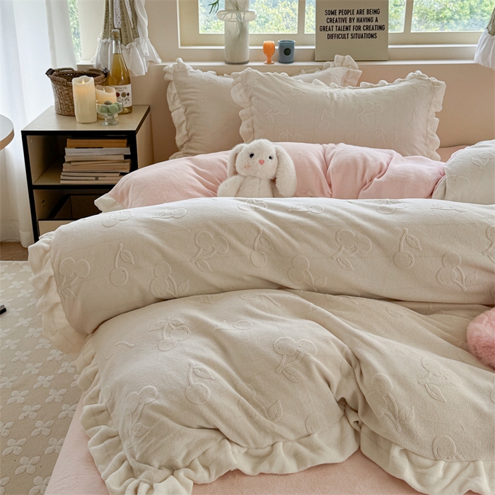 91家纺网 家纺一手货源 找家纺 （总）潘朵拉家纺 2025高克重雕花绒樱桃琥珀系列牛奶绒四件套