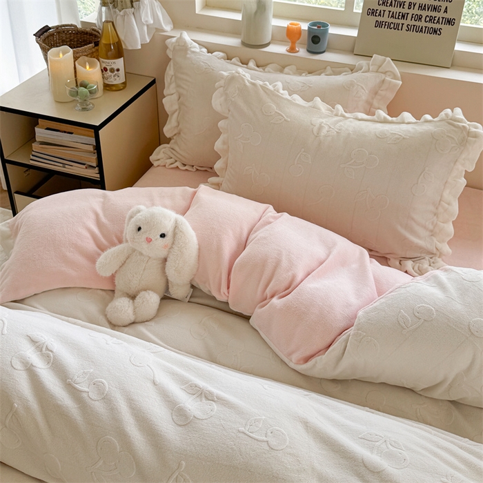 91家纺网 家纺一手货源 找家纺 （总）潘朵拉家纺 2025高克重雕花绒樱桃琥珀系列牛奶绒四件套