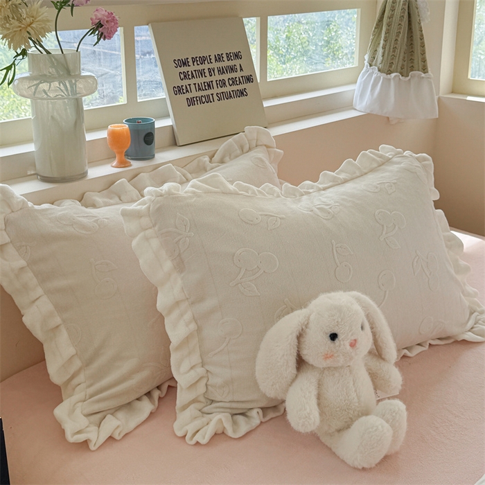 91家纺网 家纺一手货源 找家纺 （总）潘朵拉家纺 2025高克重雕花绒樱桃琥珀系列牛奶绒四件套